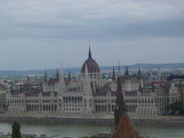 здание Парламента в Будапеште днем