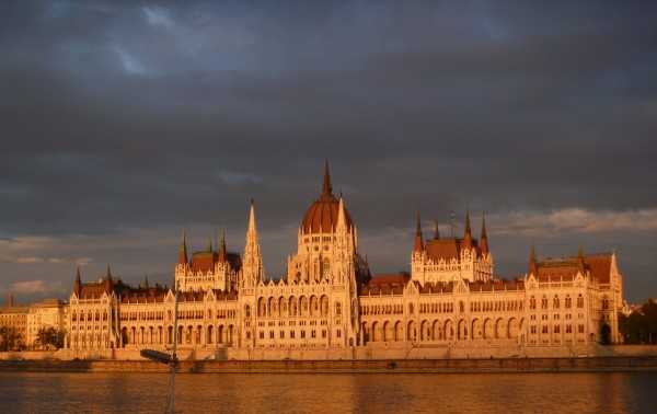 Здание Парламента в Будапеште в сумерках