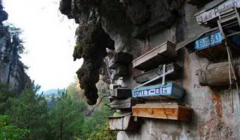 Ужасающие традиции захоронения на Сулавеси в Индонезии