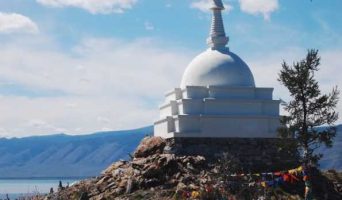 Буддийская ступа просветления на острове Огой на Байкале