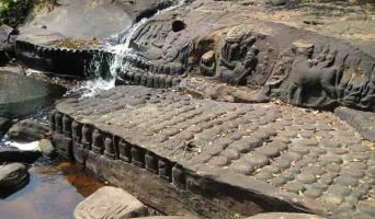 Храм Кбаль Спеан в джунглях Камбоджи. Бог Вишну, возникающий из реки