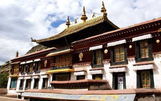 монастырь сэра в тибете
