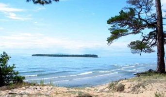 Зачем тысячи туристов едут на Байкал и что они там находят