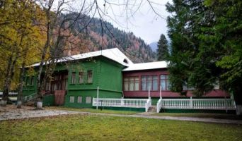 Дача Сталина на озере Рица