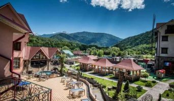 Выборе гостиницы в Лаго-Наки. Едем через станицу Даховская