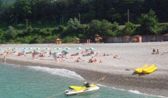 Пляж «Ласточка» Большого Сочи: почему здесь выгодно отдыхать?