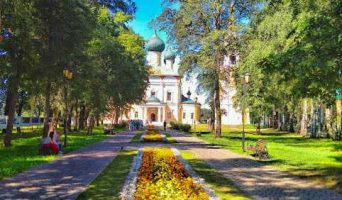 А не поехать ли нам в Углич?