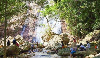 Пурпурный водопад Na Mueang Waterfall на острове Самуи