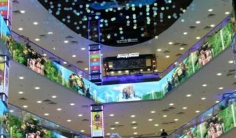 Есть в торговых центрах Москвы что-то космическое