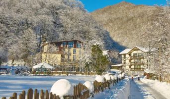 Красная поляна и новогодние каникулы: лайфхаки для тех, кто не любит платить лишние деньги