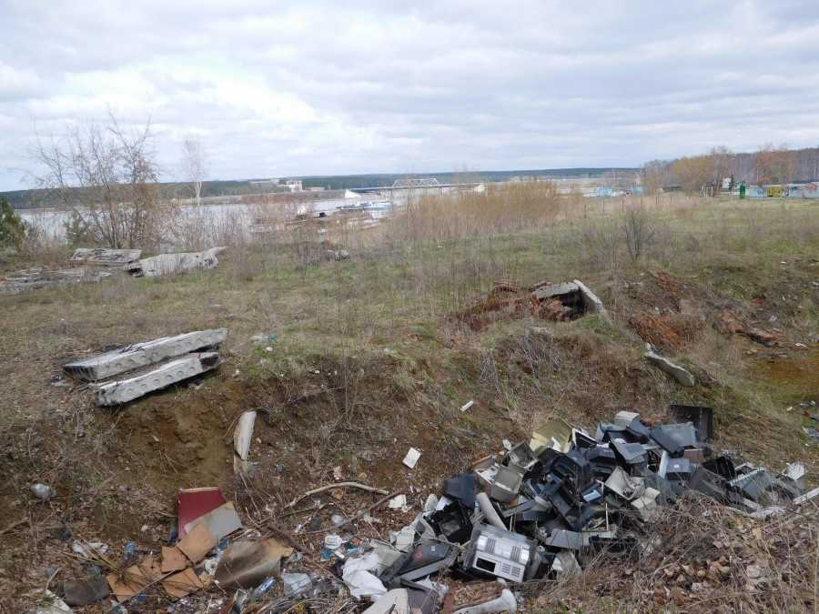 Пляж на бердском заливе с кроватями