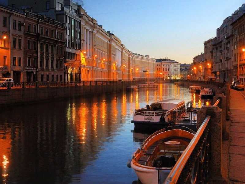 По рекам и каналам: Петербург с воды