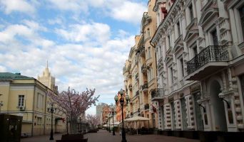 Улица Арбат: старинная улица с интересными зданиями, ресторанами и магазинами