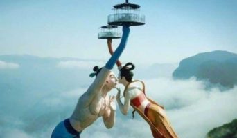 Страшный и красивый аттракцион «Летающий поцелуй» в Китае