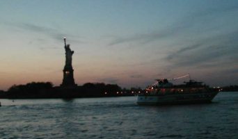 «Империя» у подножия статуи Свободы