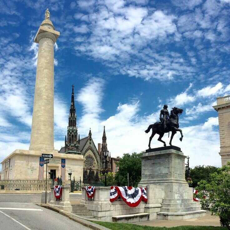 Монумент Вашингтону в Балтиморе, посвящен первому президенту США. Он был воздвигнут в 1829 году (позднее добавлена конная статуя маркиза де Лафайета), высота монумента составляет 54 метра. К подножию памятника ведут 228 ступенек, от подножия монумента Вашингтона открывается превосходный панорамный вид на Балтимор.