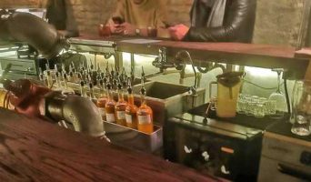 Демократичная рюмочная «Барка» в Рыбном переулке Москвы. Яркие настойки, русские закуски