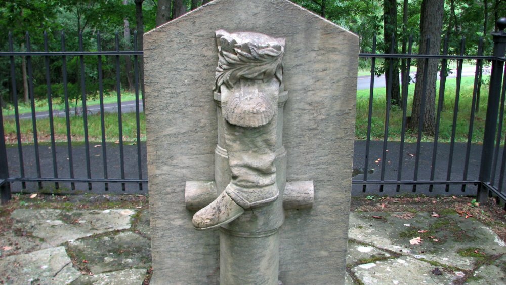 Памятник раненой ноге полковника Арнольда