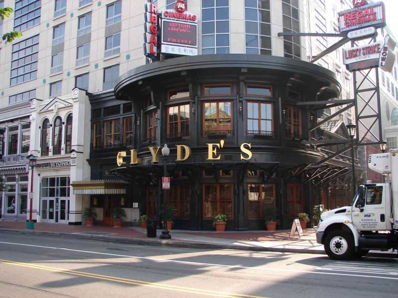 Вход в бар “Clyde’s” в Вашингтоне