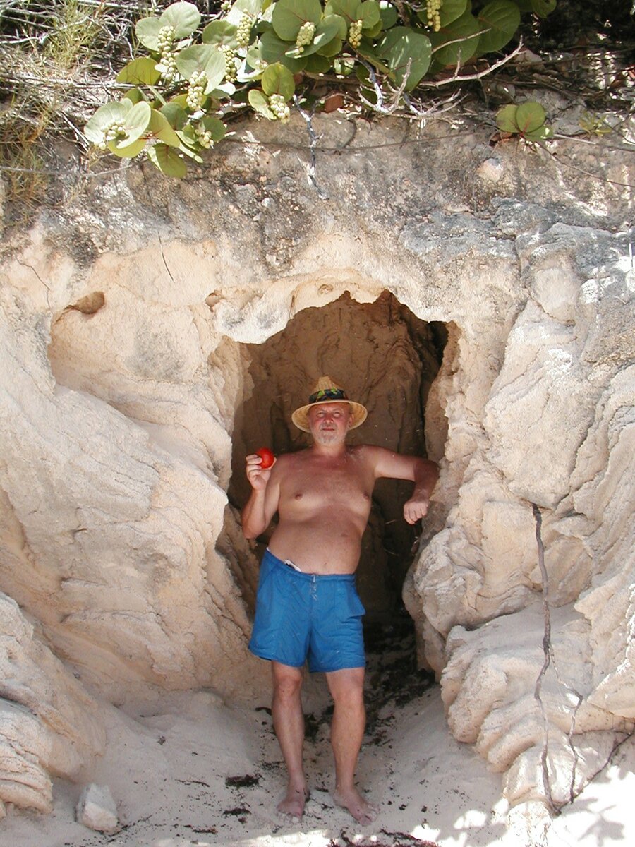 Пещера на берегу