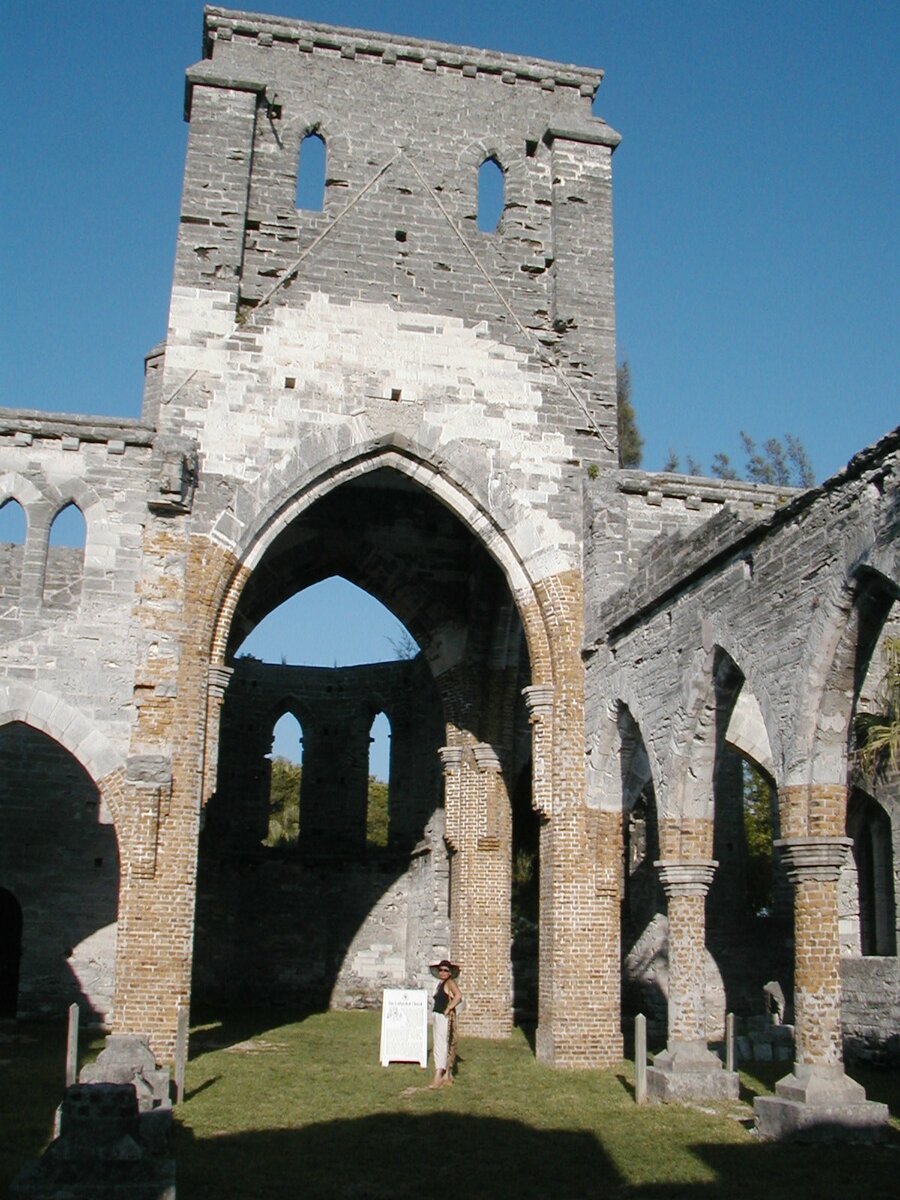 Развалины недостроенной церкви