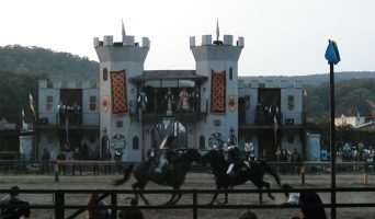 Средневековый Фестиваль Возрождения и поездка на дикий пляж в парке Caumsett