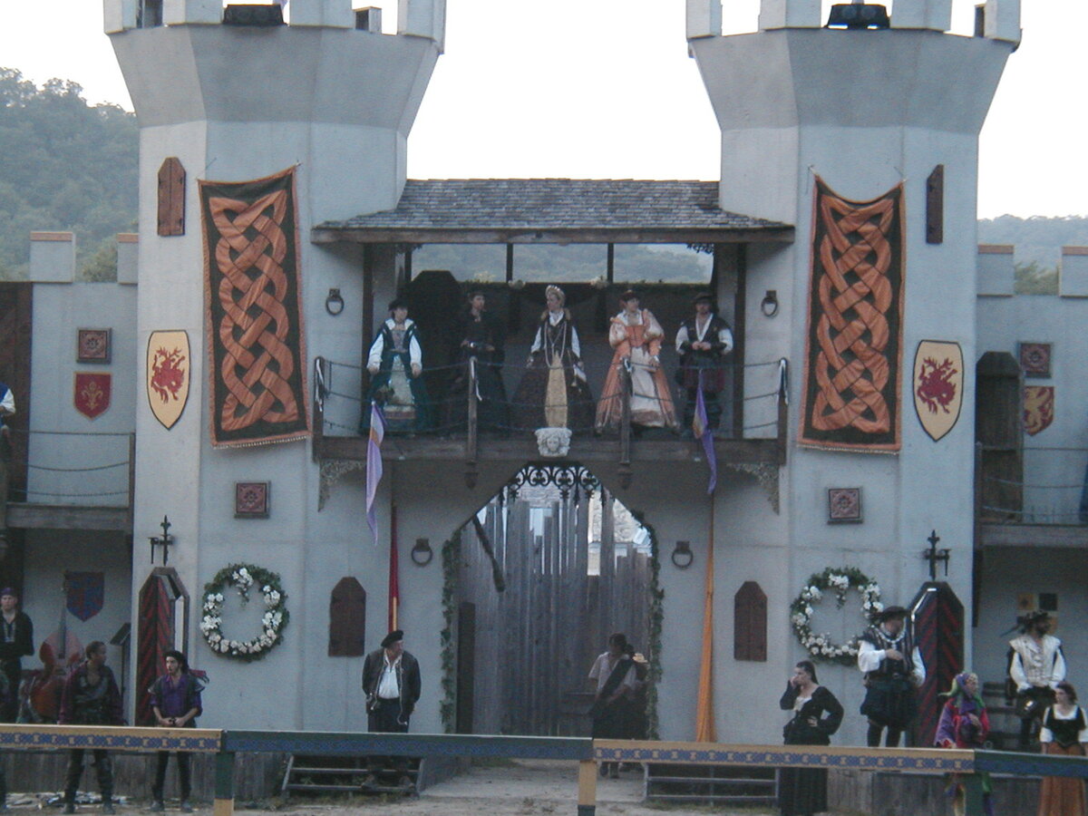 Средневековые декорации основного представления - рыцарского турнира