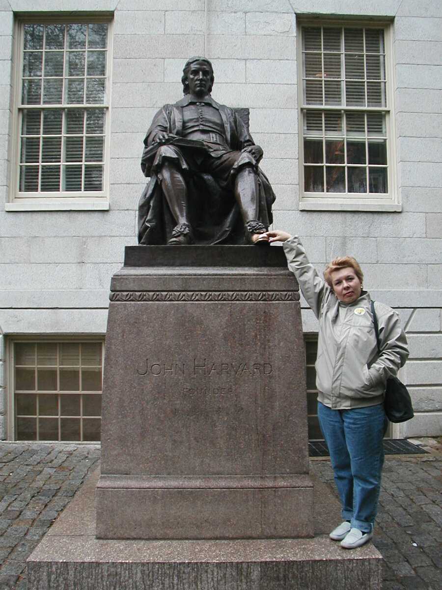 У памятника Джону Гарварду