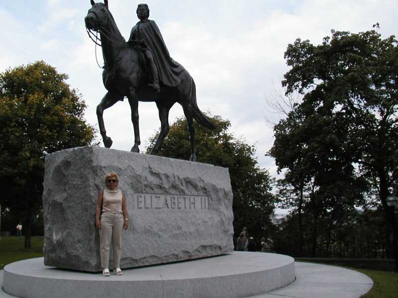 Памятник королеве Елизавете II.