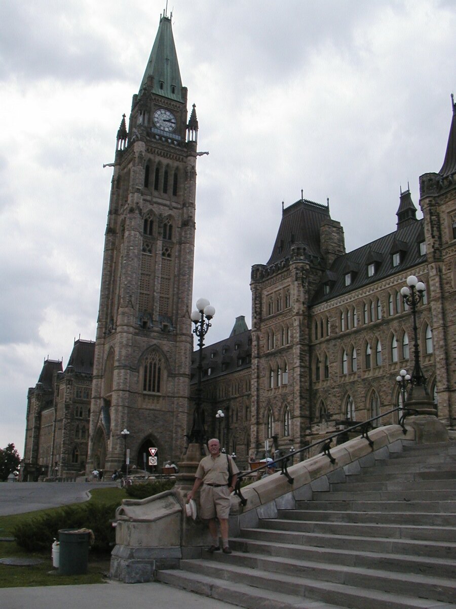 У здания Канадского парламента