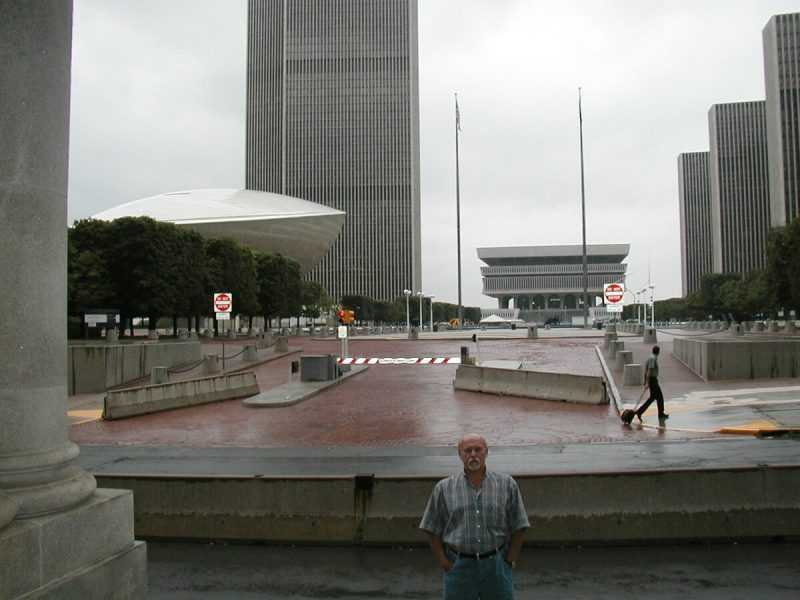В центре столицы штата Нью-Йорк - Albany (слева здание, похожее на летающую тарелку - театр “Яйцо” )