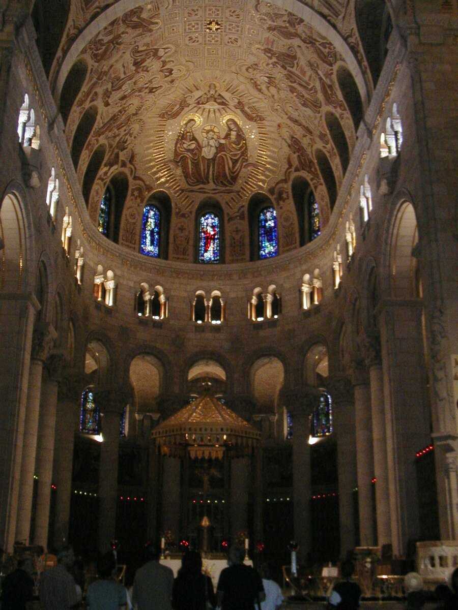 Внутри собора св. Анны