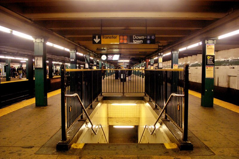 Переход в нью-йоркском метро в центре города