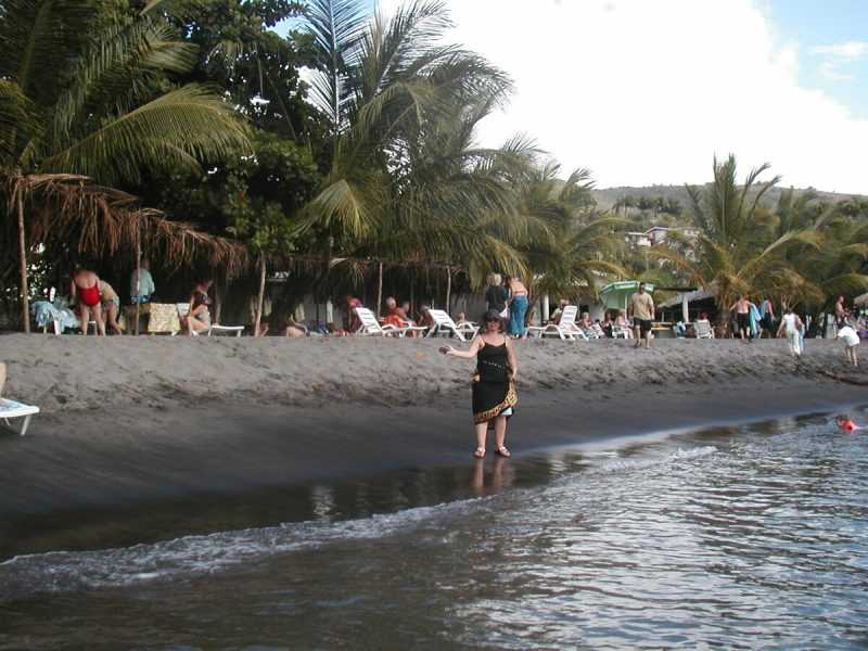 На пляже с черным вулканическим песком