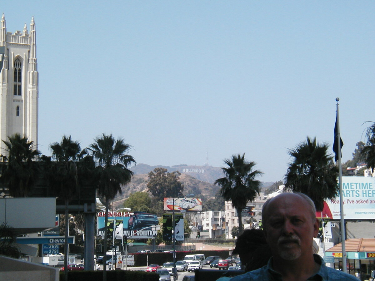 На улицах Голливуда (на горе видны буквы Holl