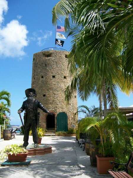 Памятник пирату "Черная Борода" у одноименного музея на Сент-Томасе