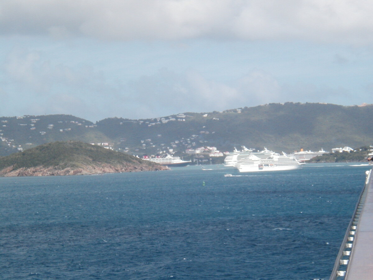 Сент-Томас с борта нашего круизного лайнера