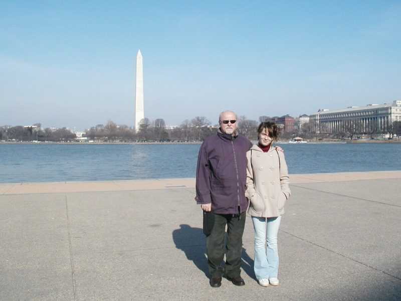 У мемориала Дж.Вашингтона в Вашингтоне