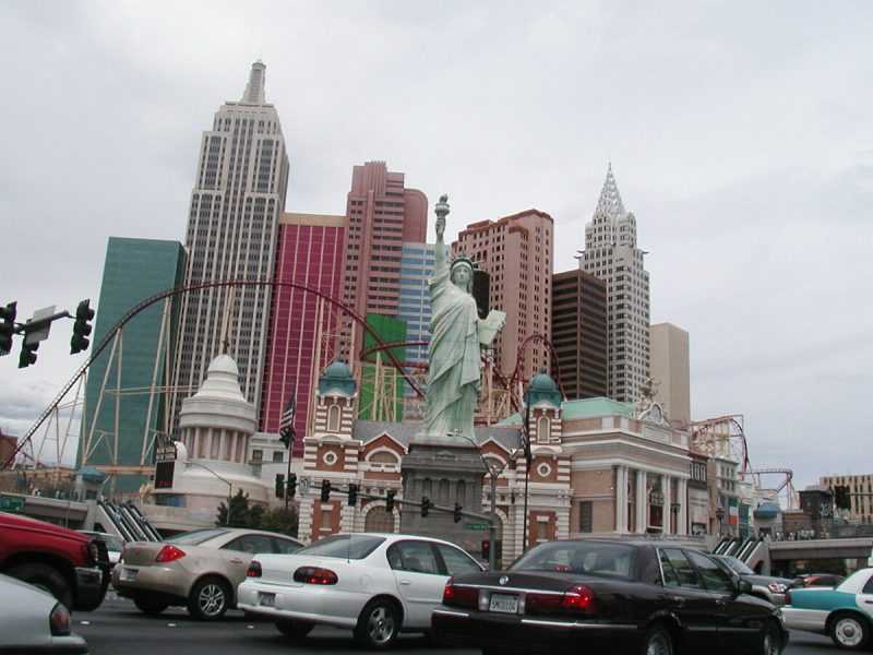 Даже статуя Свободы установлена на Стрипе Лас Вегаса у казино "Нью-Йорк - Нью-Йорк"