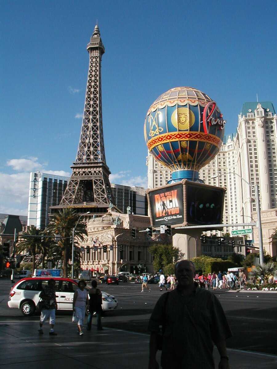 Вид на казино "Париж" днем