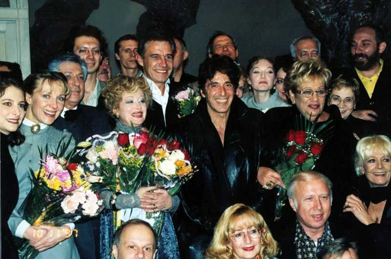 Актеры театра "Современник" на вручении премии Drama Desk Award в 1997 г. (в центре поздравляющий их Аль Пачино)
