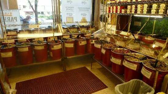 Бочонки с оливками разной рецептуры в магазине "Забар"