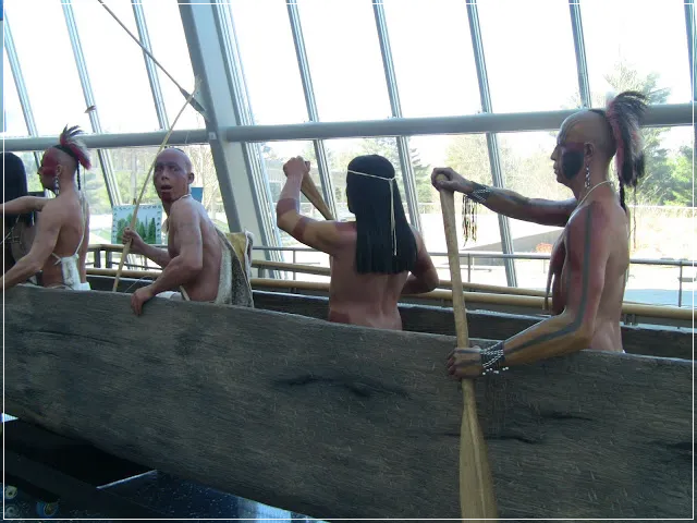 Восковые фигуры индейцев в пироге в музее племени пеко