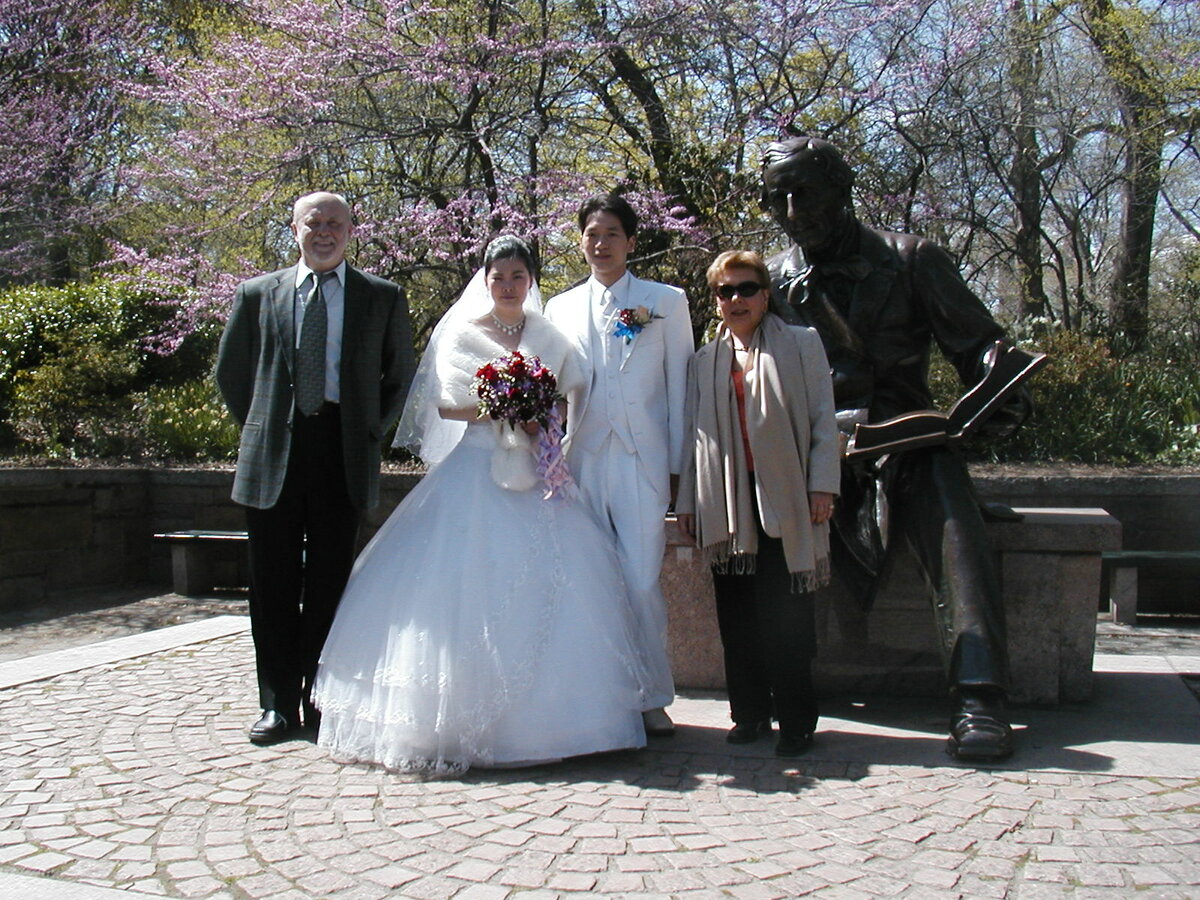 Молодожены попросили нас сфотографироваться с ними у памятника Гансу Христиану Андерсену 