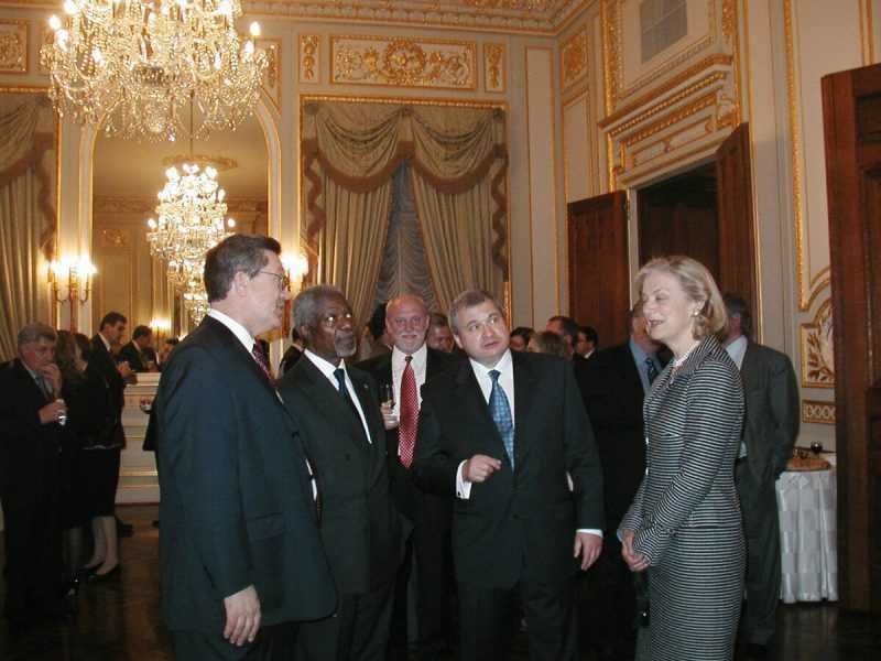 На фото рядом с Денисовым Кофи Аннан, Генеральный секретарь ООН (с бородкой), ну а меня, я думаю, вы узнаете (тоже с бородкой).