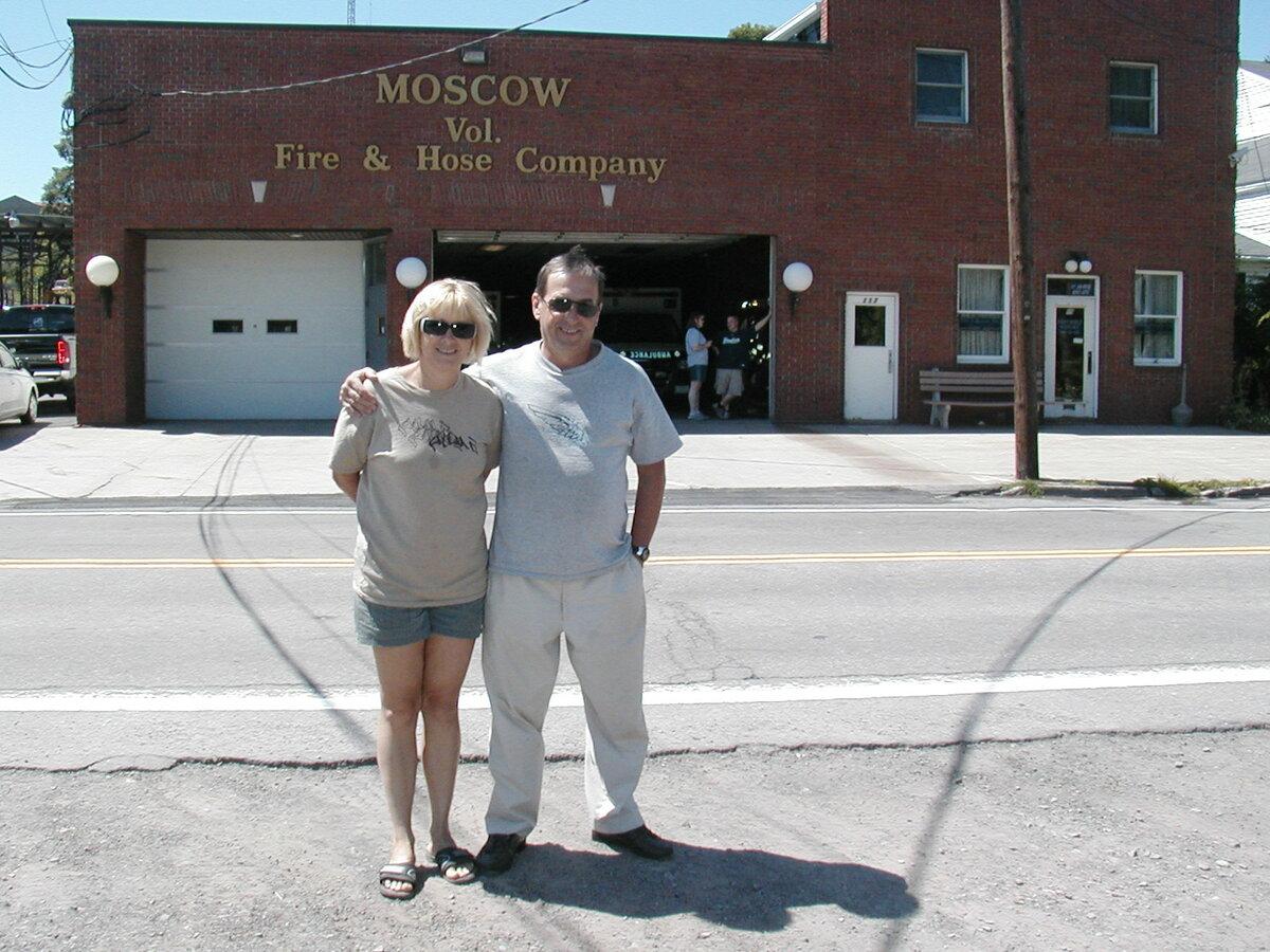Гриша с Людой на фоне Московского пожарного депо (штат Пенсильвания)