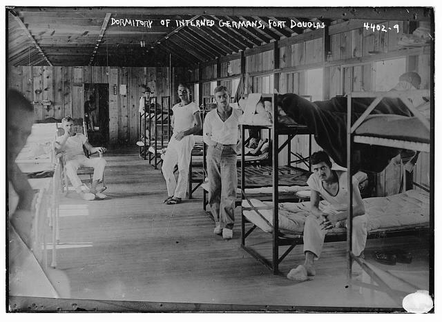 Несколько немцев в лагере для интернированных в Форт Дуглас во время Первой мировой войны 