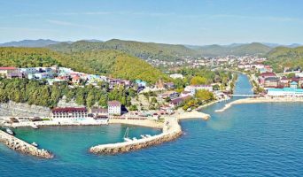 Поселок Новомихайловский. Особенности отдыха