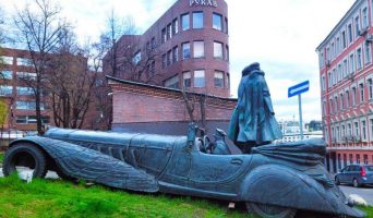 Скандальный памятник Мастеру и Маргарите в “адской машине”