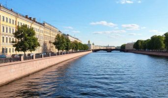 Путешествие по 5 самым красивым местам набережной Невы